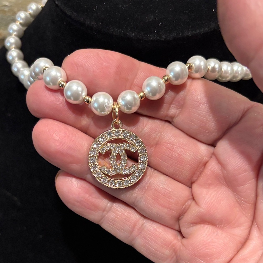 Chic faux Pearl Necklace with Gold-Tone designer Crystal Pendant - Picture 2 of 5